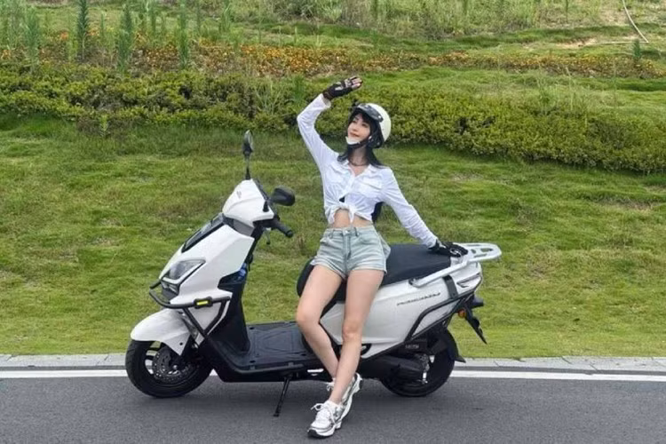 Mẫu xe tay ga Honda NS125GU 2025 gây ấn tượng với thiết kế bắt mắt và công nghệ động cơ được nâng cấp. Xe phù hợp cho nhu cầu di chuyển hàng ngày hoặc giao hàng, nhờ sự linh hoạt và khả năng tiết kiệm nhiên liệu cao.