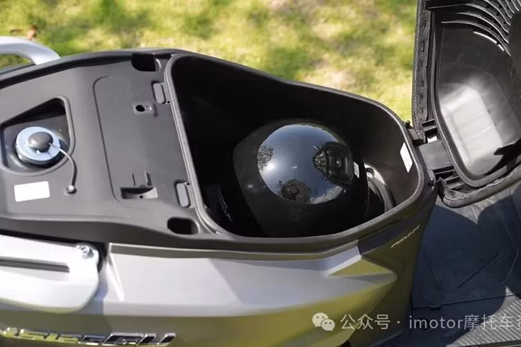 Mẫu xe tay ga Honda NS125GU tại Trung Quốc cung cấp nhiều tùy chọn cấu hình. Trong đó, Phiên bản tiêu chuẩn có giá niêm yết là 8.880 nhân dân tệ (32,8 triệu đồng); Phiên bản CBS + thanh chống va chạm + hộp số sàn sau có giá niêm yết là 9.280 nhân dân tệ (34,3 triệu đồng).