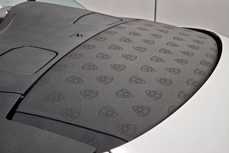 Vô-lăng bọc da cao cấp, bệ bước khắc logo Maybach, pê-đan mạ vàng, cùng màn hình trung tâm MBUX 11,8 inch có khả năng thay đổi góc nghiêng, tất cả tạo nên không gian đậm chất xa hoa nhưng vẫn đầy tính công nghệ.
