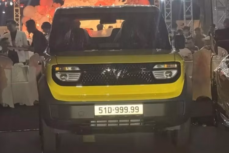 Đáng lưu ý, chủ nhân của chiếc biển số đắt đỏ này không phải là Bùi Xuân Huấn- tên thật của Huấn “Hoa Hồng”. Như vậy, có thể hiểu rằng, biển số ngũ quý 9 trên đã được định danh cá nhân gắn với người trúng đấu giá hồi tháng 11/2024. Người chủ này đã từng sở hữu chiếc VF3 hồi tháng 1/2025, sau đó, thu hồi biển và chuyển sang đăng ký cho chiếc BYD Han.