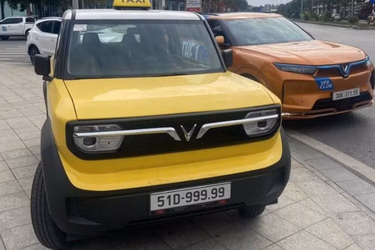 Gắn biển VIP, chiếc VF3 được cho là của Huấn “Hoa Hồng” trở thành chiếc xe điện mini đắt nhất Việt Nam với tổng giá trị lăn bánh lên tới 4,47-4,45 tỷ đồng, tương đương Mercedes-Benz GLC 300 hay BMW X3 M Sport. Khi đó, nhiều ý kiến nghi ngờ đây có thể là biển giả, vì ký tự “51D” vốn dành cho xe tải TP.HCM hoặc Huấn “Hoa Hồng” không sở hữu thật, chỉ khoe ảnh để sống ảo.
