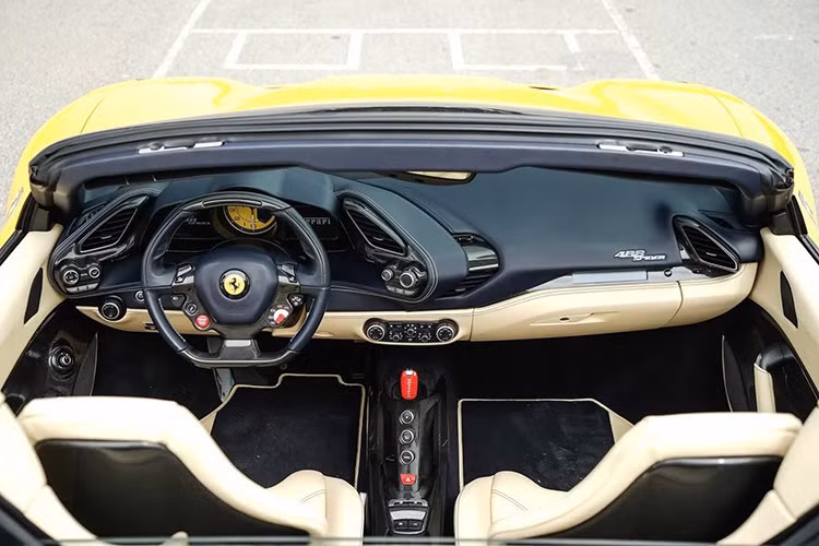 Nội thất chiếc siêu xe mui trần Ferrari 488 Spider này có màu kem, đi kèm nhiều sọc màu xanh, và lưng ghế carbon. Trước mặt ghế phụ có 1 màn hình nhỏ thể hiện tốc độ cùng nhiều thông số khác.