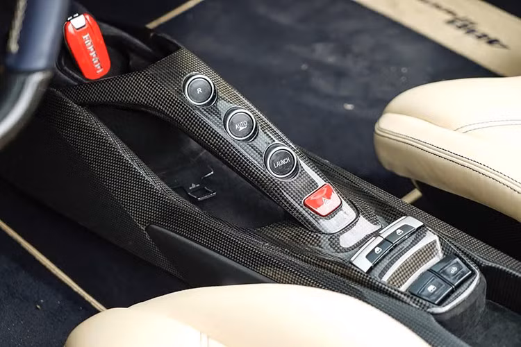 So với bản coupe, Ferrari 488 Spider chỉ mất có 14 đến 16 giây là có thể đóng hoặc hạ mui xuống, xe cũng có thể mở mui ngay khi lăn bánh, nhưng hãng xe Ý khuyến cáo người dùng là khi đó tốc độ của siêu xe mui trần này phải dưới 50 km/h.
