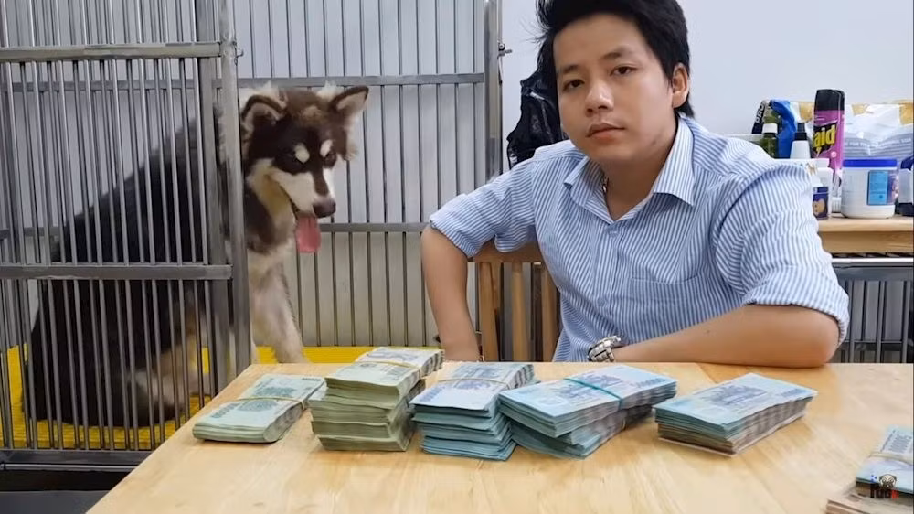 Điều này trái ngược với hình tượng mà Khoa Pug xây dựng từ trước tới nay. Trước đây, YouTuber sinh năm 1992 vốn nổi tiếng là người mạnh tay chi tiền để trải nghiệm những dịch vụ đắt đỏ nhất khắp thế giới.