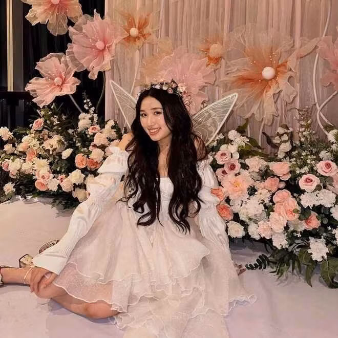 Nổi lên từ năm 15 tuổi với kênh YouTube chia sẻ về cuộc sống thường ngày, Jenny Huỳnh hiện tại đã là ngôi sao mạng có hàng chục triệu fan trên các nền tảng khác nhau.