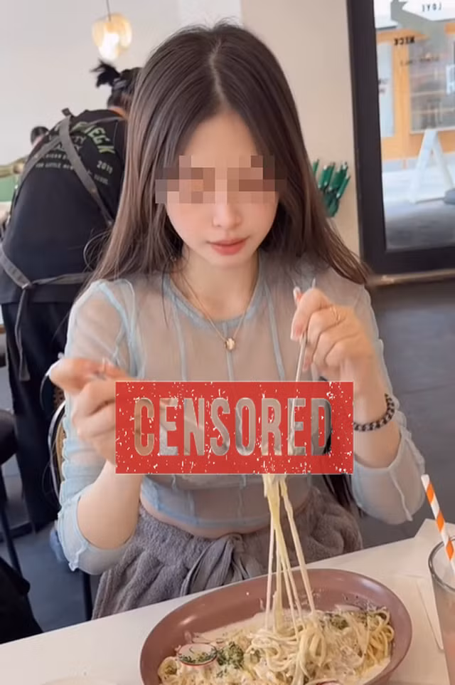Theo clip được netizen truyền tay nhau, cô gái diện một chiếc áo chất liệu mỏng, xuyên thấu, để lộ gần như toàn bộ nội y bên trong khi ngồi ăn tại quán. Không gian xung quanh là nơi công cộng, có nhiều thực khách khác, bao gồm cả nhân viên phục vụ và những người đi cùng.