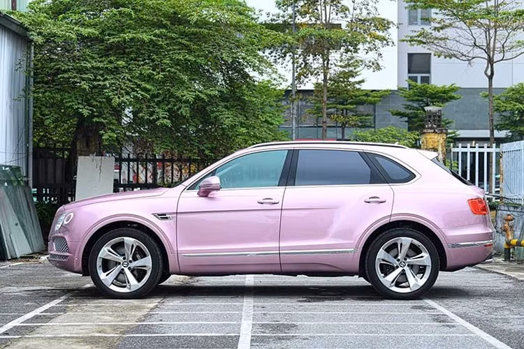 Chiếc SUV siêu sang Bentley Bentayga W12 màu hồng có 1 không 2 tại Việt Nam được cho là xe đời 2017 và đăng ký lần đầu là năm 2019 tại thị trường trong nước từng có giá 25 tỷ đồng. Tuy nhiên cách đây 3 năm, chiếc Bentley Bentayga Passion Pink đang được chào bán với mức giá 8 tỷ đồng.