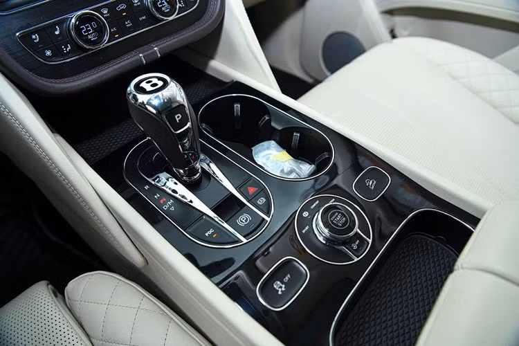 Bentley Bentayga màu Passion Pink sử dụng khối động cơ W12, tăng áp kép, dung tích 6.0 lít, sản sinh công suất tối đa 600 mã lực và mô-men xoắn cực đại 900 Nm.