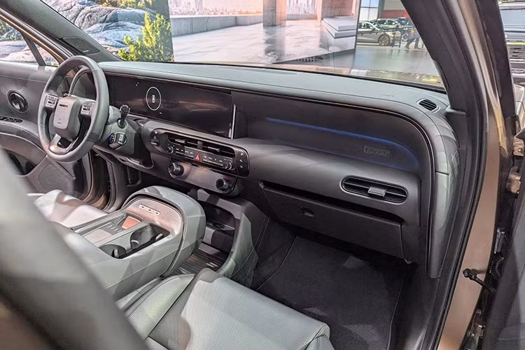 Hyundai cũng đang cân nhắc đưa thêm phiên bản hybrid sạc điện (PHEV) vào danh mục sản phẩm trong tương lai tại các thị trường quốc tế và dự tính mẫu xe này cũng sẽ sớm được bán ra tại thị trường Việt Nam.