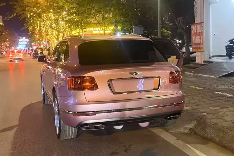 Tại Việt Nam, chỉ có đúng 1 chiếc xe SUV siêu sang Bentley Bentayga mang trên mình màu sơn Passion Pink rất nổi bật, đến phần khung để lắp biển số cũng được hoàn thiện tông màu hồng. Điểm nhấn của xe là nhiều chi tiết mạ crôm, cùng bộ mâm đa chấu phay sơn 2 màu đối lập.