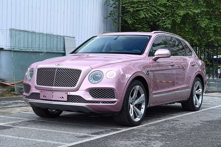 Thiết kế đặc trưng của Bentley Bentayga là những đường nét có phần vuông vức kết hợp với những đường bo tròn quanh góc tạo nên một kiểu dáng vừa thể thao lại vừa sang trọng cho Bentayga. Đèn pha dạng tròn quen thuộc của nhà Bentley được kết hợp với đèn định vị LED ban ngày, các chi tiết như lưới tản nhiệt, nẹp cửa, la-zăng được mạ crôm sáng loáng nổi bật.