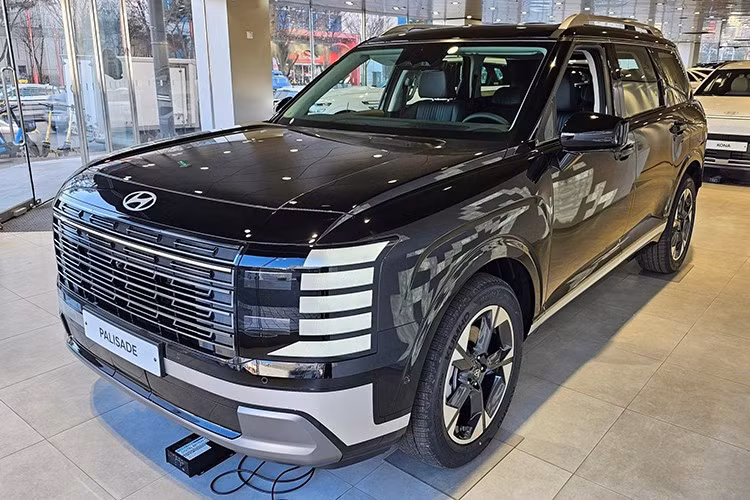 Mẫu xe SUV Hyundai Palisade Hybrid 2025 được trang bị hệ thống truyền động hybrid thế hệ mới với sự kết hợp của động cơ xăng 2.5L tăng áp với mô tơ điện cho ra tổng công suất ước tính khoảng 330 mã lực. Bên cạnh hiệu suất ấn tượng, hệ thống hybrid còn giúp cải thiện đáng kể mức tiêu thụ nhiên liệu và giảm lượng khí thải.