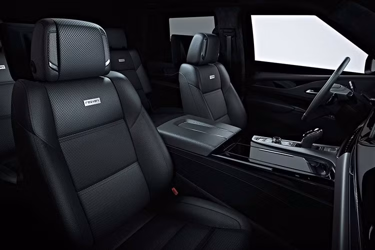Thân xe đã được nới rộng để chứa các tấm bọc thép lấy cảm hứng từ xe quân sự. Chiếc crossover nâng cấp này có bánh xe 22 inch, được bọc trong lốp địa hình 33 inch. Một thanh đèn LED lớn nhô ra từ nóc xe, và có thêm hai đèn trên nắp capo gợi nhớ đến đèn phụ được lắp trên Huracan Sterrato.