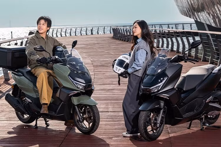 Sau khi được ra mắt chính thức tại Trung Quốc vào cuối năm 2024 với mẫu Honda NWG150 – sản phẩm do Wuyang Honda phát triển – thì mới đây, Sundiro Honda, một liên doanh khác của Honda tại Trung Quốc, cũng đã giới thiệu mẫu xe song song mang tên Honda NS150GX 2025 mới.