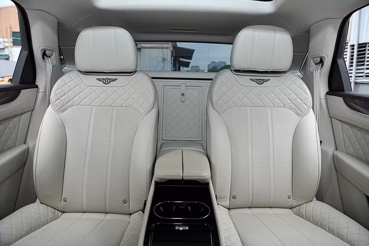 Hiện tại, dòng xe Bentley Bentayga đang trải qua 1 bản nâng cấp giữa vòng đời, đối thủ của mẫu xe này hiện nay ở phiên bản Bentley Bentayga V8 là SUV siêu sang Mercedes-Maybach GLS600 4Matic.