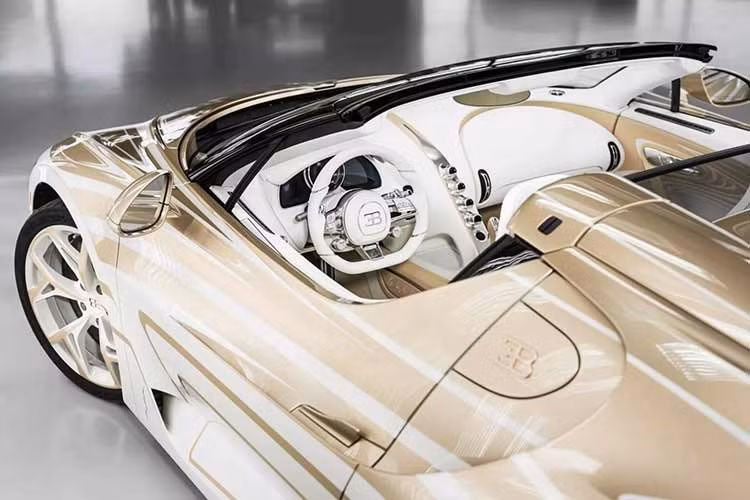 Lấy cảm hứng từ lớp sơn thủ công đặc trưng ‘Vagues de Lumière’ của Bugatti, lời tri ân ngọc trai với sức mạnh và vẻ đẹp trường tồn, tạo nên điểm nhấn cho siêu phẩm W16 Mistral.