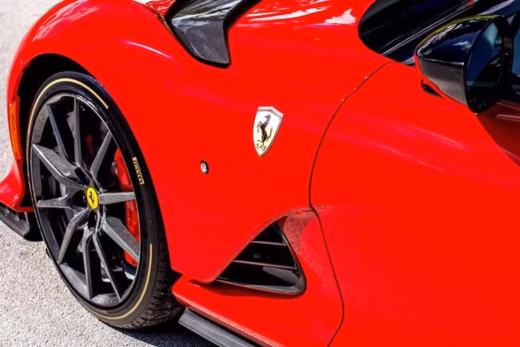 Ferrari 812 Competizione A được phủ lớp sơn ngoại thất màu đỏ Rosso Corsa với sọc đua màu Nero và Argento Nurburgring. Gói nâng cấp 150.000 USD quy đổi 3,9 tỷ đồng ở thời điểm mua xe, gồm: logo Scuderia Shields, kẹp phanh màu đỏ, mâm carbon, chi tiết ốp carbon và tính năng kết nối Apple CarPlay.