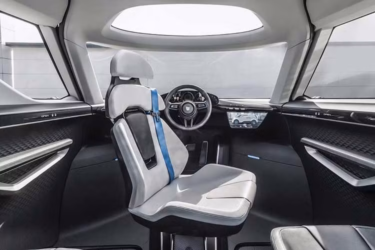 Điều này đồng nghĩa với việc bên cạnh hiệu năng thuần túy, Porsche sẽ phải đầu tư cực kỳ mạnh tay vào không gian nội thất với cấu hình 7 chỗ, đi kèm hàng loạt công nghệ tiện nghi xa xỉ nhằm chiều lòng nhóm khách hàng ưu tiên trải nghiệm ở hàng ghế ông chủ.