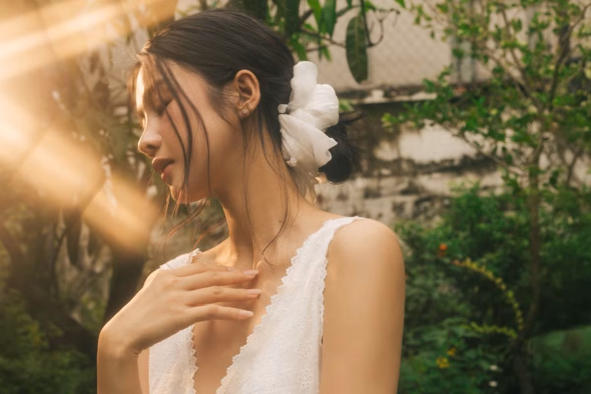 Trong loạt ảnh, Mỹ Duyên xuất hiện với chiếc váy trắng chất liệu ren mềm mại, ôm nhẹ đường cong cơ thể. Tông màu trắng tinh khôi kết hợp ánh nắng vàng tạo nên khung cảnh đậm chất điện ảnh, tôn lên làn da sáng và vẻ nữ tính của cô.