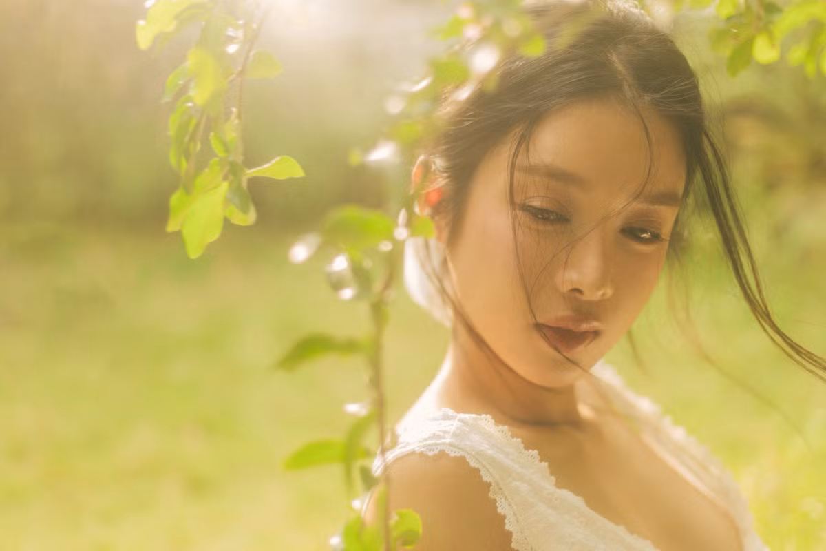 Khuôn mặt của cô được tôn lên với lối trang điểm tự nhiên. Ánh nhìn xa xăm và những góc nghiêng đầy tinh tế khiến tổng thể bộ ảnh trở nên giàu cảm xúc, mang hơi hướng lãng mạn kiểu Hàn.