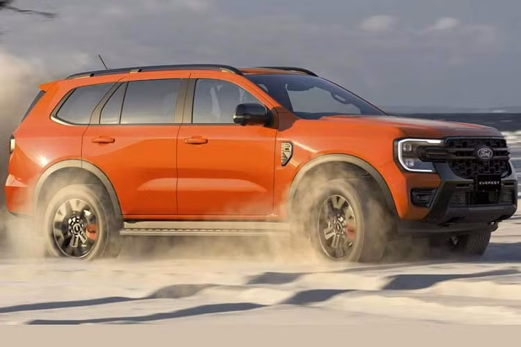 Ford Everest Wildtrak 2026 mới được bổ sung màu sơn Ignite Orange, thay thế tông vàng trước đó, đi kèm các chi tiết ngoại thất màu đen bóng và bộ mâm hợp kim 20 inch với điểm nhấn màu cam. Người dùng có thể lựa chọn mâm 18 inch đi kèm lốp địa hình nếu có nhu cầu off-road.