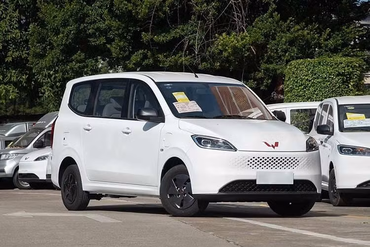 Theo thông tin từ đại lý, mức giá xe Wuling HG7 2026 dự kiến vào khoảng 499 triệu đồng. Những khách hàng đặt cọc sớm với số tiền 16 triệu đồng sẽ được tặng kèm bộ sạc công suất 7 kW. Thời gian bàn giao dự kiến bắt đầu từ ngày 1/6.