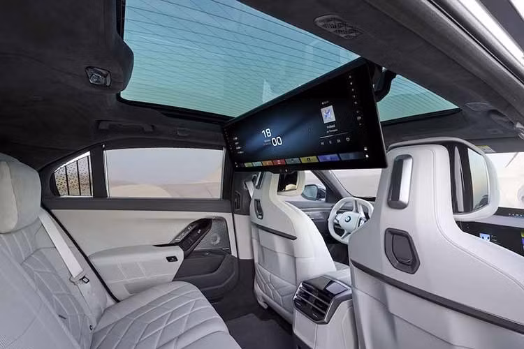 Dưới nắp ca-pô, dòng xe 7 Series chỉ được trang bị động cơ 6 xi-lanh thẳng hàng tăng áp 3.0 lít được nâng cấp, kết hợp với hộp số tự động 8 cấp, cùng công nghệ hybrid nhẹ 48 volt với mô-tơ 18PS/200Nm trên toàn bộ các phiên bản.