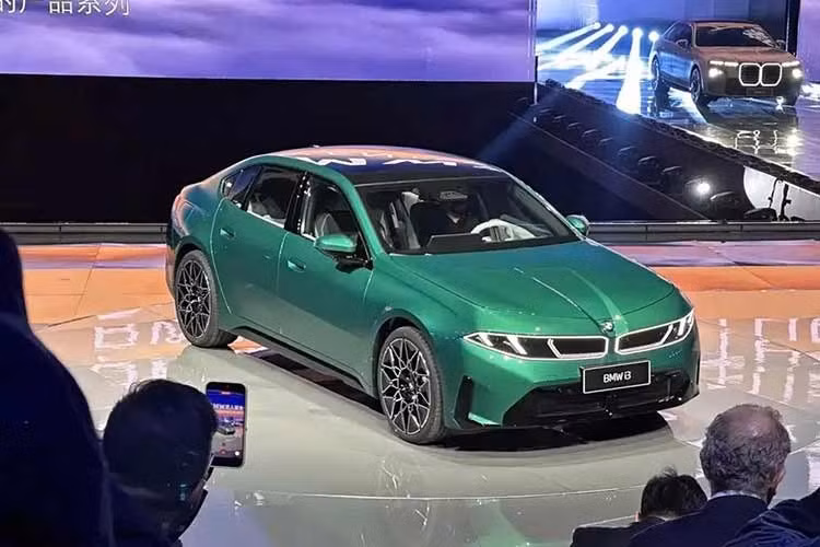 BMW chưa công bố chính xác mức tăng ở chiều dài cơ sở của i3L so với con số 2.898 mm của bản tiêu chuẩn đang bán tại nước ngoài. Trong khi đó, chiều dài cơ sở của BMW iX3L được xác nhận tăng thêm 108 mm, đạt mức 3.005 mm, tương đương X5. Điểm tích cực là phần thân xe kéo dài được tích hợp khéo léo, không làm mất sự cân đối trong thiết kế tổng thể.
