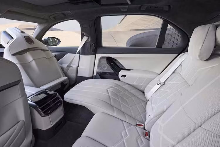Không gian hàng ghế sau tiếp tục là điểm mạnh của 7 Series khi duy trì cấu hình limousine với màn hình giải trí 31 inch, ghế thương gia Executive Lounge và hàng loạt tiện nghi cao cấp. Đây vẫn là yếu tố giúp mẫu xe này cạnh tranh trực tiếp với các đối thủ như Mercedes-Benz S-Class trong phân khúc sedan hạng sang cỡ lớn.