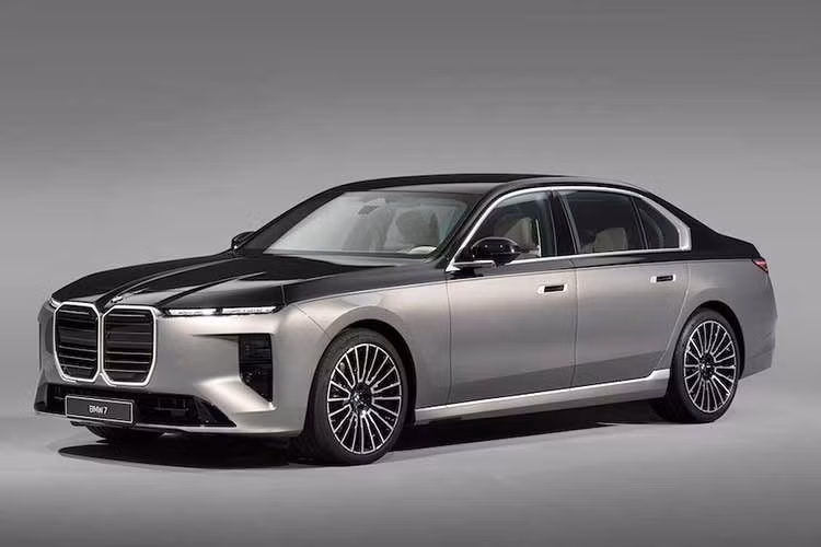 Mẫu xe sedan hạng sang BMW 7 Series 2027 bản facelift ra mắt với hàng loạt thay đổi đáng chú ý, cho thấy đây không còn là một bản nâng cấp giữa vòng đời thông thường. Thay vào đó, mẫu sedan đầu bảng của BMW đang được làm mới theo hướng tiệm cận thế hệ xe điện và số hóa Neue Klasse, từ thiết kế cho tới công nghệ vận hành.