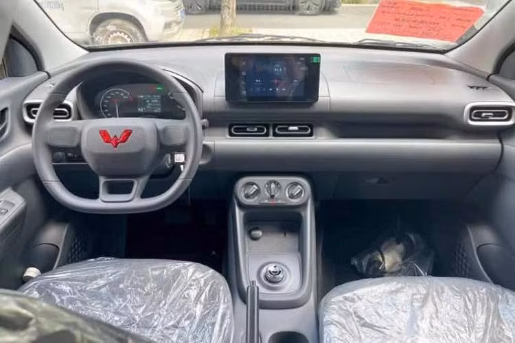 Ở phiên bản thuần điện, Wuling HG7 có khả năng di chuyển khoảng 300 km sau mỗi lần sạc. Mẫu xe hỗ trợ chuẩn sạc CCS2 và có thể sạc nhanh DC từ 30% lên 80% pin trong khoảng 30 phút. Xe sử dụng mô-tơ điện đặt ở cầu sau, cho công suất khoảng 75 kW (tương đương 101 mã lực) và mô-men xoắn đạt 180 Nm.