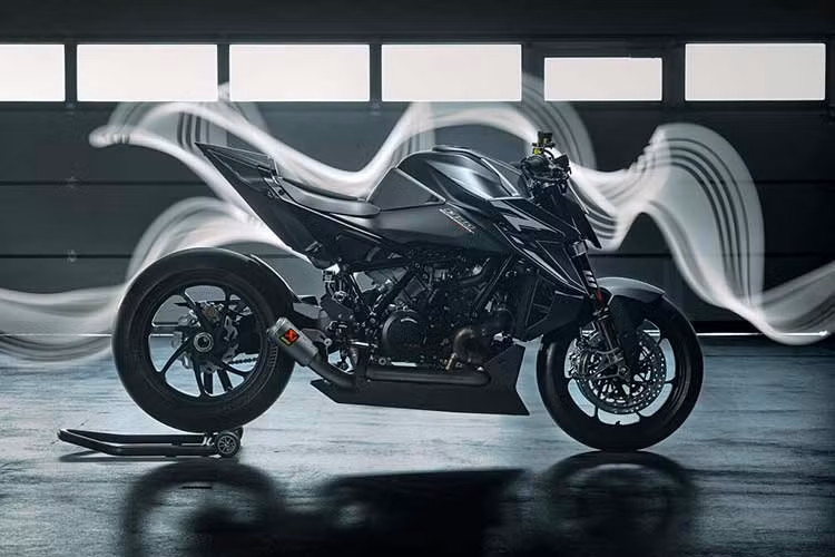 KTM 1390 Super Duke RR Track 2026 không được phép lưu thông trên đường phố, chỉ dành cho những tay đua chuyên nghiệp trên đường đua và các nhà sưu tập giàu có – nó đã bị lược bỏ tất cả các trang bị cần thiết để có trọng lượng nhẹ hơn 20kg so với phiên bản tiêu chuẩn.