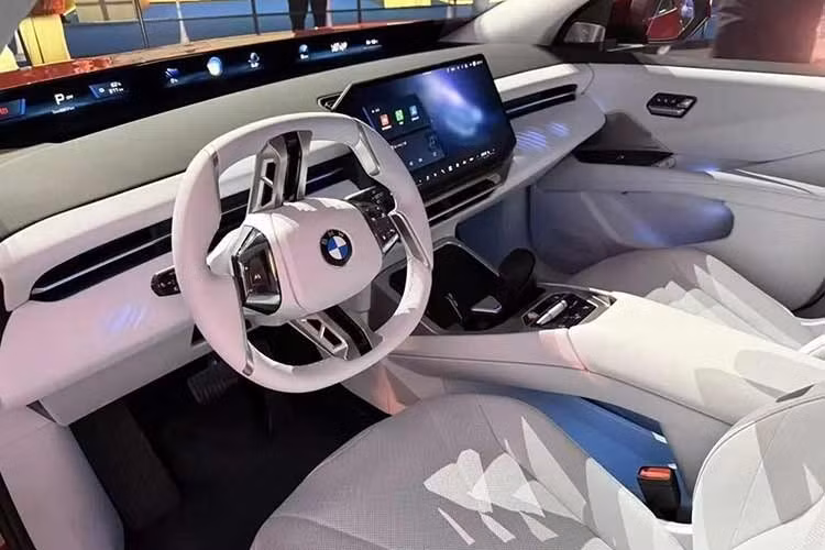 BMW cho biết thiết kế phần cứng mới của i3L và iX3L đáp ứng các quy định tại Trung Quốc, đồng thời vẫn thỏa mãn tiêu chuẩn an toàn toàn cầu của hãng. Sau khi trải nghiệm các mẫu xe với tay nắm cửa bật ra vốn đôi khi khá bất tiện, không ít người cảm thấy ghen tị với thiết kế mới của cặp đôi xe điện này ở thị trường ô tô lớn nhất thế giới.