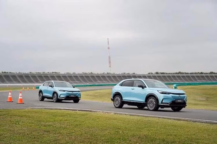 Là sản phẩm của liên doanh giữa Honda và Dongfeng ở Trung Quốc, e:Ny1 ra mắt thị trường châu Âu vào giữa năm 2023, đóng vai trò là phiên bản thuần điện của HR-V dành cho khu vực này. Dù có thiết kế gần tương đồng với SUV cỡ B quen thuộc của Honda, e:Ny1 thực chất có nguồn gốc từ Trung Quốc, nơi xe được bán với tên gọi e:NS1 và e:NP1 từ năm 2022.