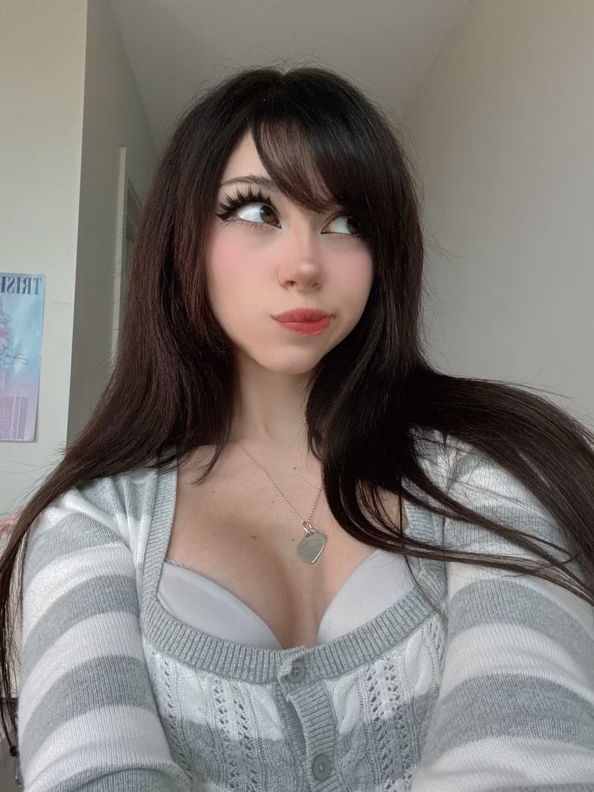 Nếu thường xuyên theo dõi các nền tảng mạng xã hội, đặc biệt là cộng đồng cosplay và chụp ảnh nghệ thuật, chắc hẳn nhiều người không còn xa lạ với cái tên Kennakins. Cô nàng hot girl này hiện sở hữu khoảng 250.000 lượt theo dõi trên đa nền tảng, từ Instagram, TikTok cho đến Twitter (X).
