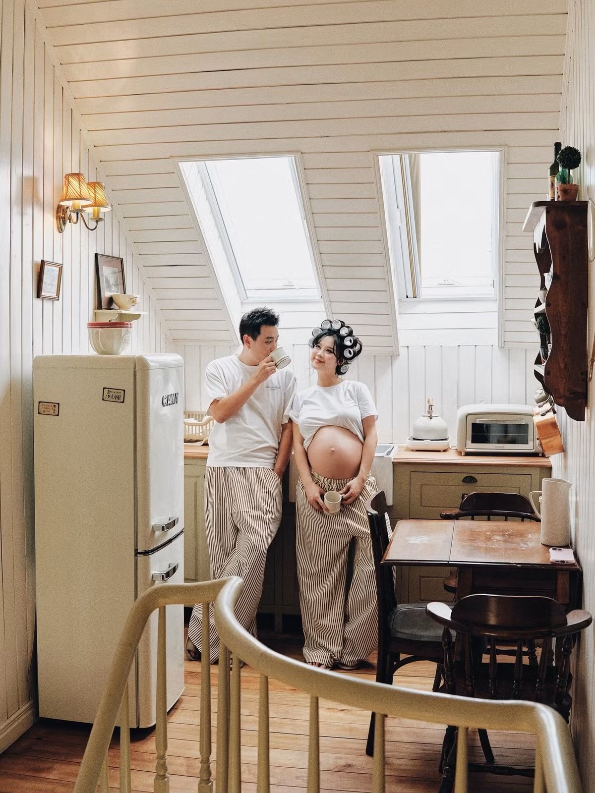 Từ đó trở đi, Hàn Hằng từng lộ nhiều dấu hiệu mang thai như xuất hiện với vòng 2 lùm lùm, thay đổi gu ăn mặc từ sexy, hở bạo sang kín đáo, giấu dáng. Ngoài ra, các video trong thời gian đó chỉ quay nửa người, zoom cận mặt chứ không khoe body như mọi khi.