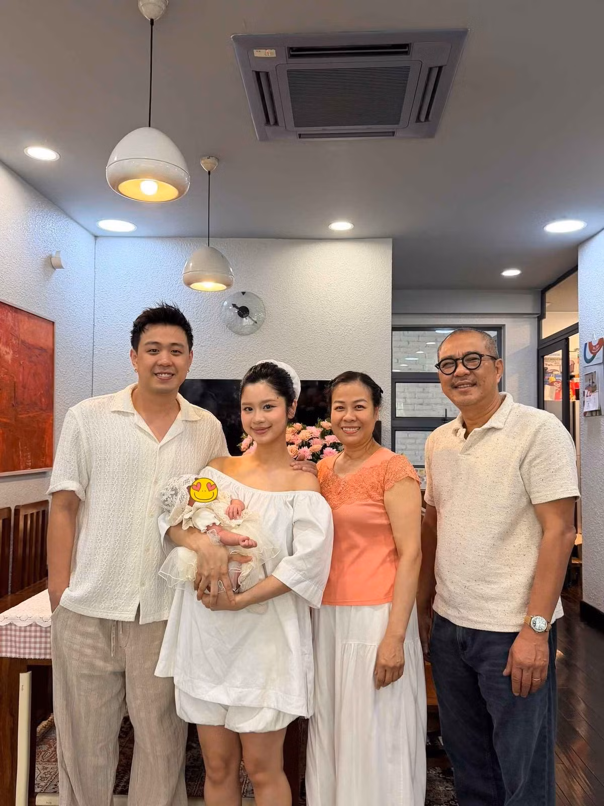 Mới nhất, vợ chồng Hàn Hằng đã tổ chức tiệc đầy tháng cho em bé ở nhà bố mẹ Huyme tại Hà Nội.