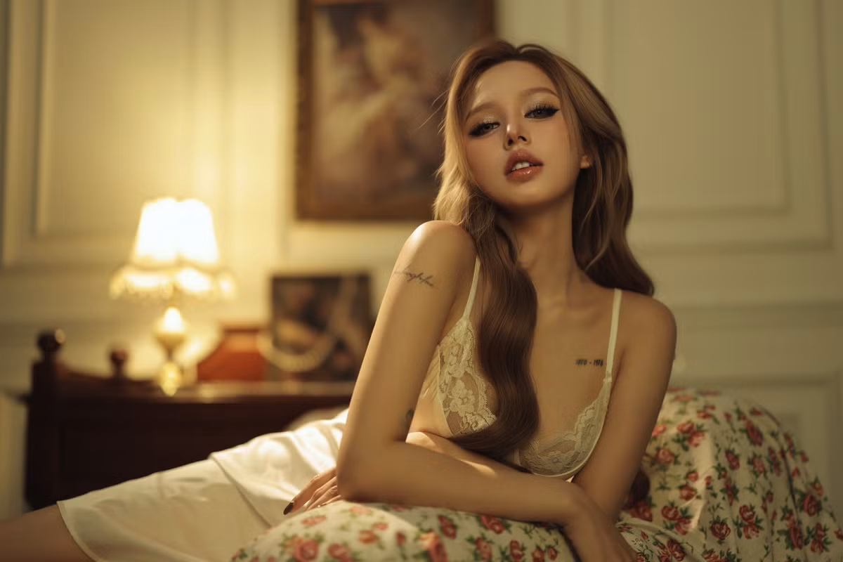 Tuy nhiên cô nàng không quá để ý, tập trung giảm cân và đều đặn diện bikini, váy cắt xẻ, váy ôm sát để khoe đường nét cơ thể.