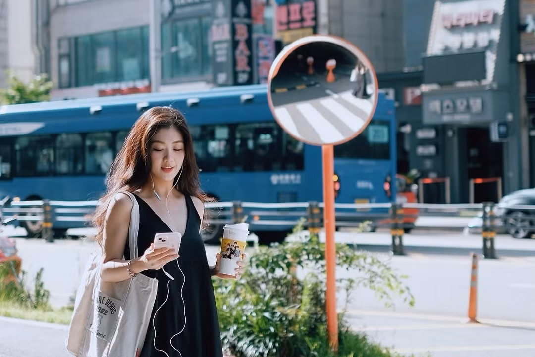 Loạt ảnh lần này không chỉ khoe vẻ đẹp nhẹ nhàng của nữ tiếp viên mà còn mang đến sự bình yên của mùa thu – đông, gợi cảm giác thư thái giữa nhịp sống bận rộn.