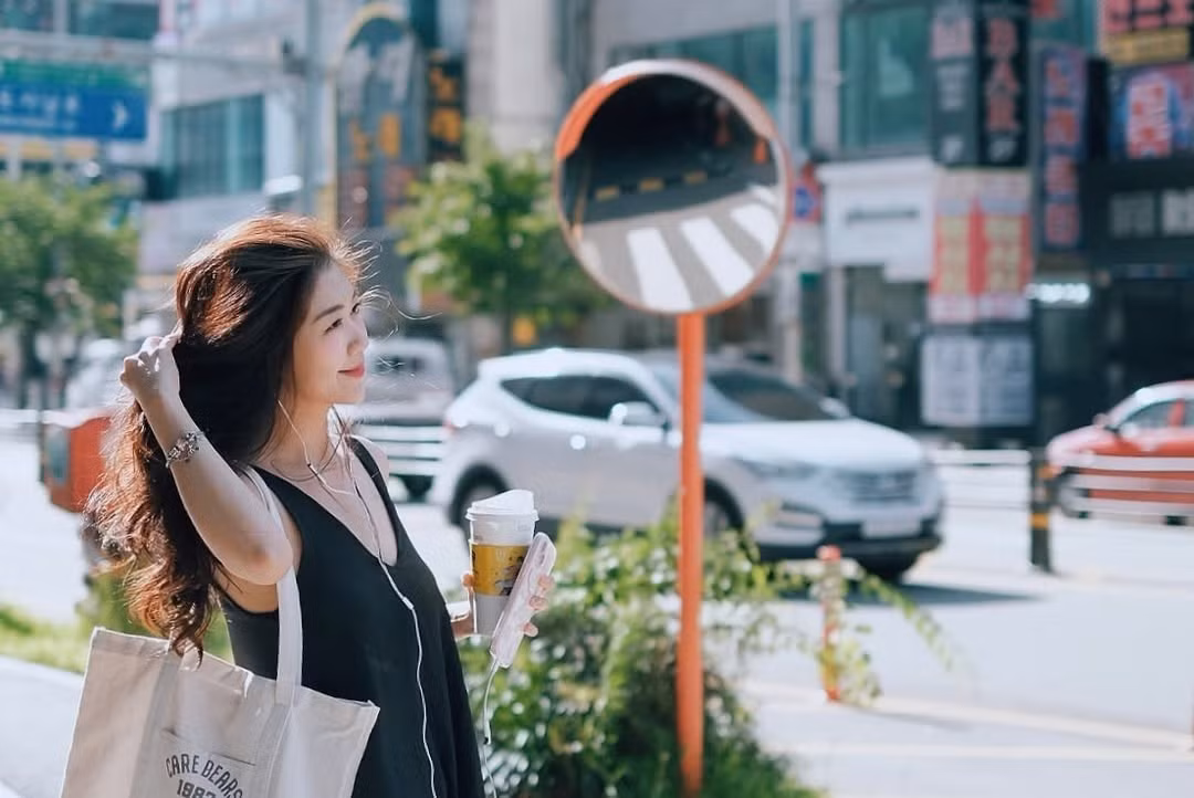 Chính sự giản dị nhưng tươi tắn của Nam Phương khiến cộng đồng mạng dành nhiều lời khen và nhận xét rằng “đẹp một cách tự nhiên, không cần cầu kỳ”.
