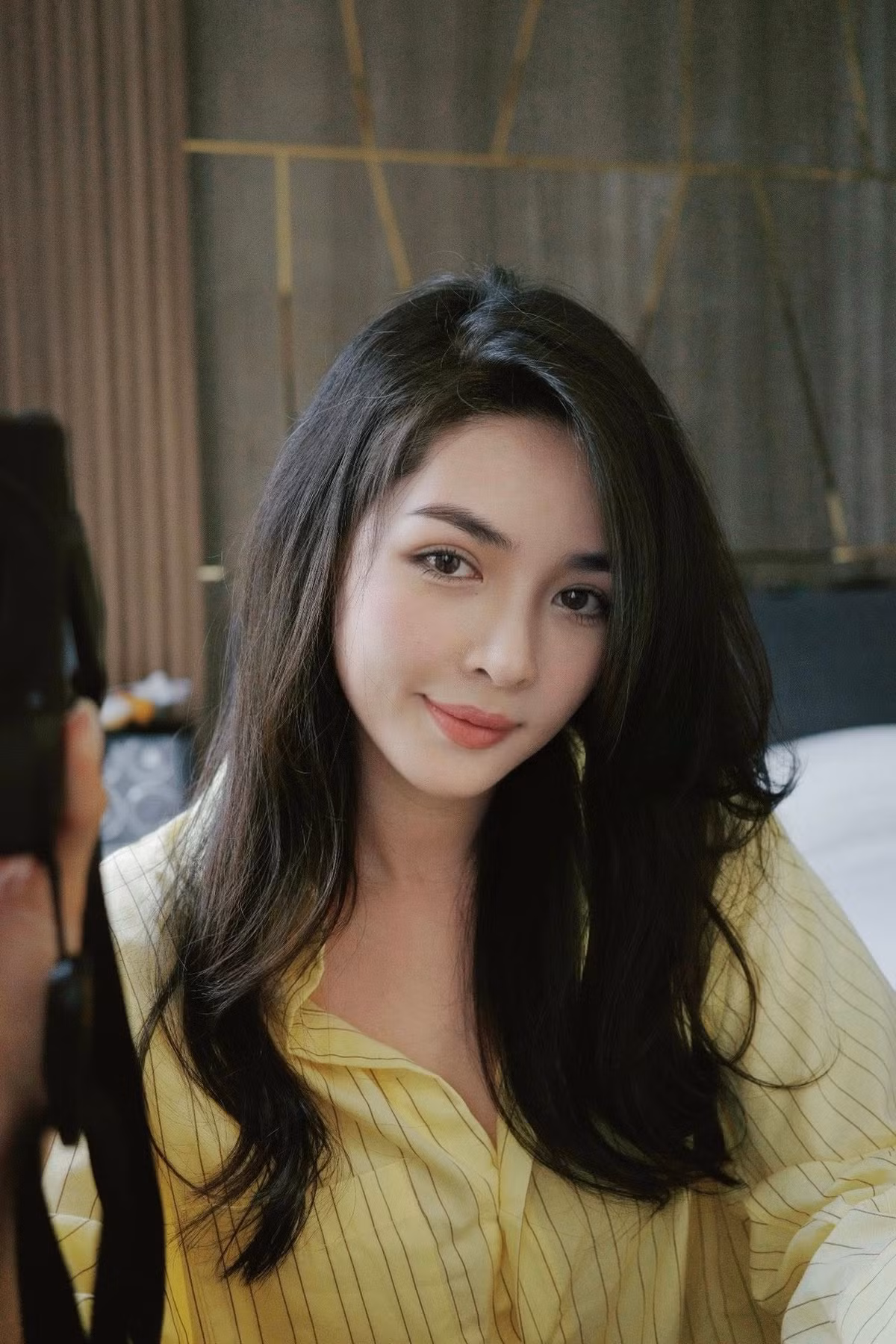 xuất hiện ở chương trình năm ấy, số phận của cô như đảo lộn hoàn toàn. Vũ Thanh Quỳnh được tài trợ gói phẫu thuật thẩm mỹ tại Hàn Quốc, “đập đi xây lại” cả gương mặt.