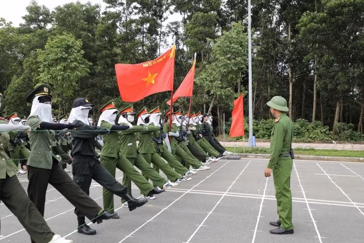 Dưới thời tiết đầu hè nắng gắt của miền Bắc, những bước chân vẫn vững vàng, đều đặn, mang theo tinh thần sắt đá của các nữ quân nhân trẻ được tôi luyện.