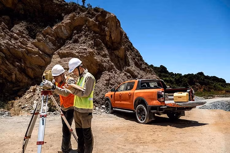 Các phiên bản Ranger mới sẽ sẵn sàng đến tay khách hàng từ tháng 7/2026. Giá bán lẻ khuyến nghị (đã bao gồm VAT) áp dụng đến ngày 30/9/2026 cho các phiên bản như sau: Ranger XLS2.0 AT 4x2 giá 707 triệu; Ranger XLS2.0 AT 4x4 giá 776 triệu; Ranger Wildtrak 2.0 4x4 giá 949 triệu đồng; Ranger Wildtrak 3.0 V6 diesel giá 1,093 tỷ đồng; Ranger Raptor 3.0 EcoBoost giá 1,448 tỷ đồng.