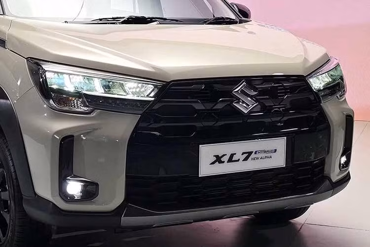 Phiên bản Zeta hướng đến nhóm khách hàng ưu tiên tính thực dụng với tay nắm cửa cùng màu thân xe, bộ mâm hợp kim phay xước, thanh giá nóc màu bạc, các chi tiết ốp thân xe và cản sau sơn bạc. Xe cũng được trang bị thanh nẹp cửa hậu mạ crôm và ăng-ten vây cá mập. Ở bản Beta Hybrid, Suzuki bổ sung tay nắm cửa mạ crôm nhằm tạo điểm nhấn cho ngoại thất.