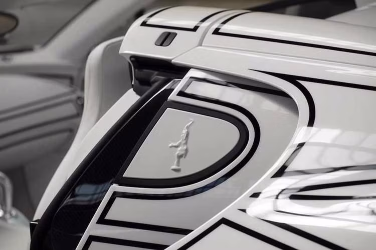 Các chi tiết bằng sứ trên siêu phẩm Bugatti Mistral "hàng thửa" này cũng được sử dụng nhiều trong cabin trên cần số, tấm che loa, tay vịn trung tâm, tấm đệm đầu gối và các công tắc cửa sổ.