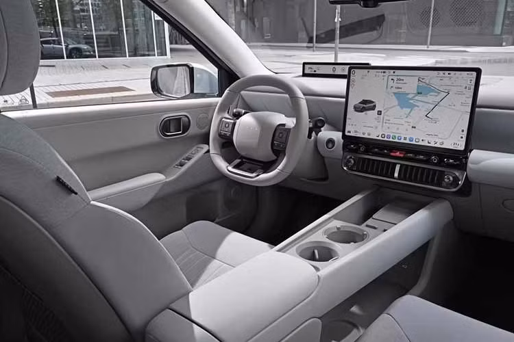 Khoang nội thất của Hyundai Ioniq 3 bản tiêu chuẩn cũng thay đổi rõ rệt khi chuyển từ tông đen/đỏ của bản N Line sang các màu sáng hơn. Thiết kế bên trong được áp dụng triết lý “Furnished Space”, tập trung vào sự thoải mái và cảm giác cao cấp.