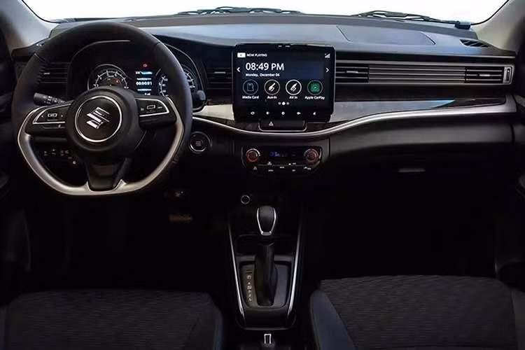 Hiện Suzuki chưa công bố liệu các trang bị tiện nghi và công nghệ trong khoang cabin của XL7 mới có được nâng cấp hay không. Khả năng xe tiếp tục duy trì cấu hình 7 chỗ ngồi với ghế bọc nỉ kết hợp viền da. Ghế lái chỉnh cơ 6 hướng, trong khi ghế phụ chỉnh cơ 4 hướng.