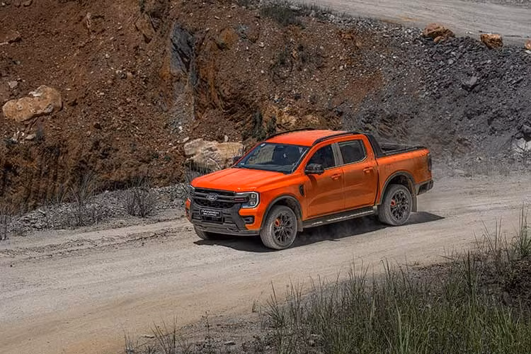 Wildtrak 3.0L V6 mang đến lựa chọn mạnh mẽ hơn cho những khách hàng tìm kiếm khả năng vận hành vượt trội. Sản sinh công suất 250 PS tại 3.250 vòng/phút và mô-men xoắn cực đại 600 Nm trong dải tua 1.750 – 2.250 vòng/phút, hệ truyền động này nâng cao đáng kể khả năng kéo tải và hiệu suất vận hành trong điều kiện khắc nghiệt, phù hợp với các tác vụ nặng, hành trình dài và địa hình phức tạp.