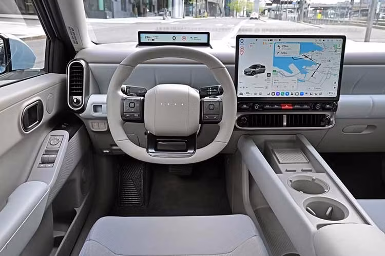 Một điểm nhấn đáng chú ý của mẫu xe điện này là hệ thống giải trí mới dựa trên hệ điều hành Android mang tên Pleos Connect. Hệ thống này lần đầu xuất hiện trên một mẫu xe Hyundai dành cho châu Âu sau khi được trang bị trên Grandeur thế hệ mới tại Hàn Quốc.