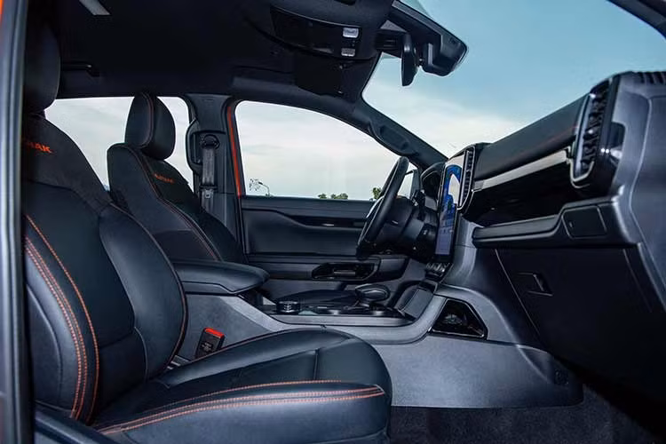 Trong suốt quá trình sở hữu xe, khách hàng luôn được đồng hành bởi đội ngũ Chuyên gia Ford sẵn sàng tư vấn trực tuyến, Ford App cập nhật tình trạng xe, các giải pháp linh hoạt như Dịch vụ lưu động 4 giờ hoặc miễn phí, dịch vụ Nhận và giao xe tận nơi, Bảo dưỡng nhanh chuẩn xác giúp khách hàng tiết kiệm tối đa thời gian…